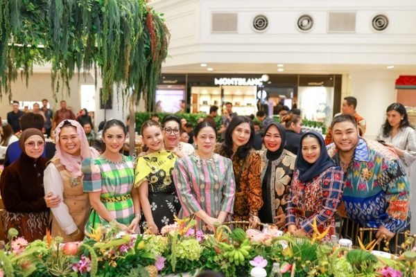 Foto Ivan Gunawan Hadirkan Nusanova, Busana Mewah Angkat Wastra Nusantara